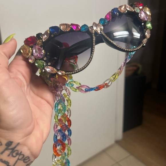 Megan Fabulous Gem Bomb Sunglasses with chain - Picture 1 of 7